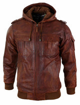 Jaqueta bomber masculina de couro legítimo com capuz, em tom marrom claro lavado, estilo vintage acolchoado.