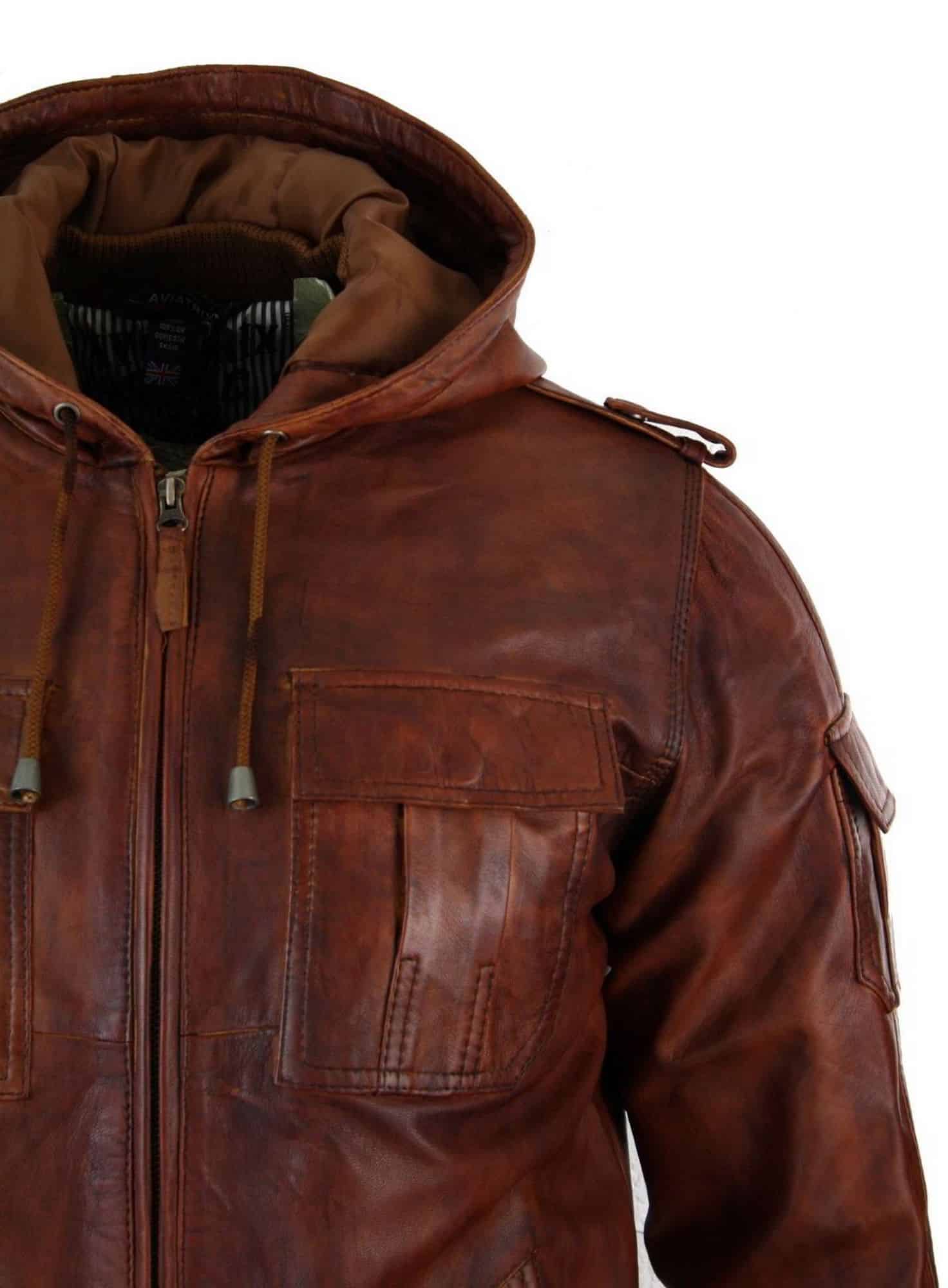 Jaqueta bomber masculina de couro legítimo com capuz, em tom marrom claro lavado, estilo vintage acolchoado.