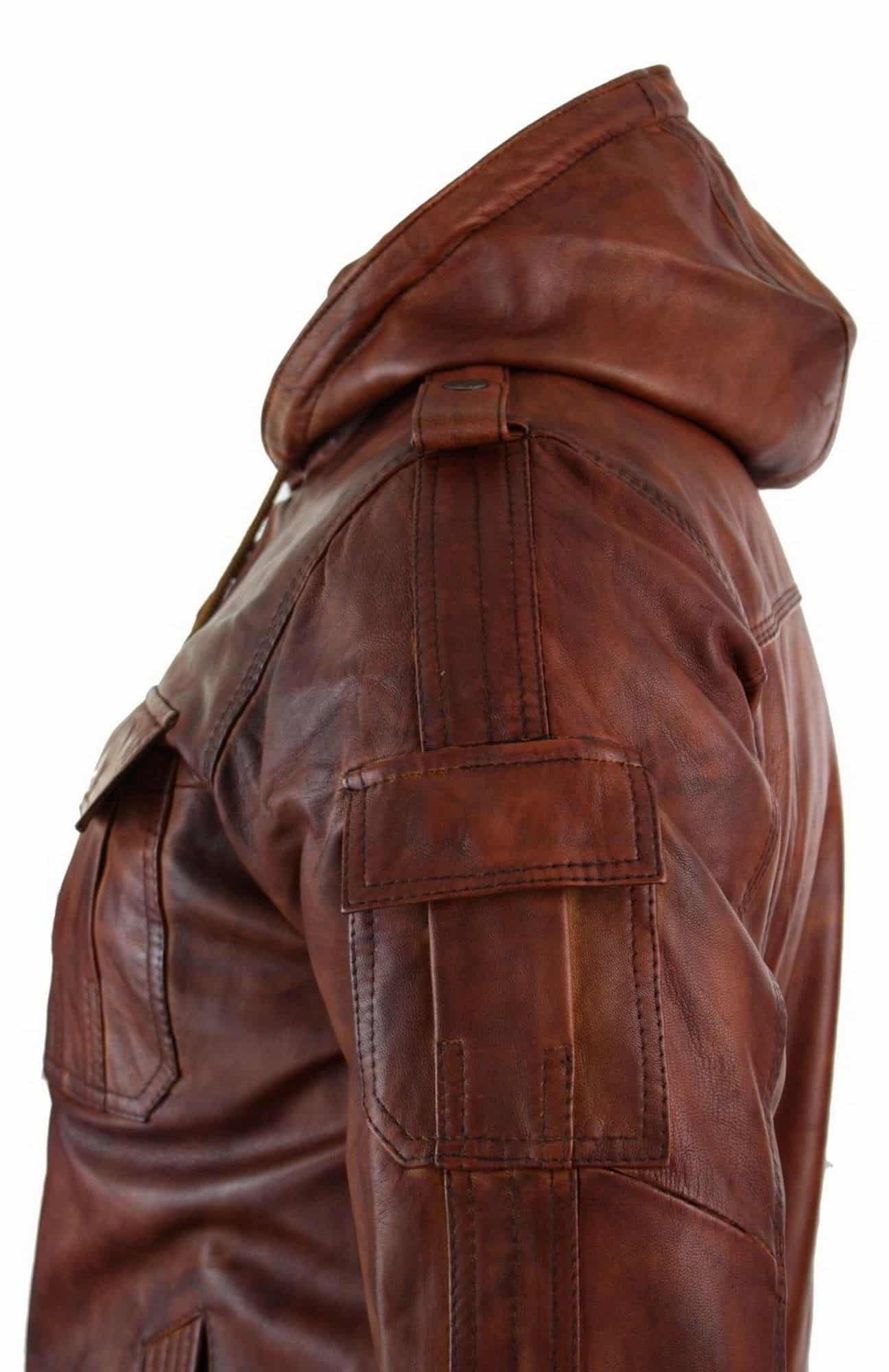 Jaqueta bomber masculina de couro legítimo com capuz, em tom marrom claro lavado, estilo vintage acolchoado.