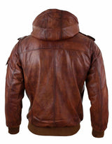 Jaqueta bomber masculina de couro legítimo com capuz, em tom marrom claro lavado, estilo vintage acolchoado.