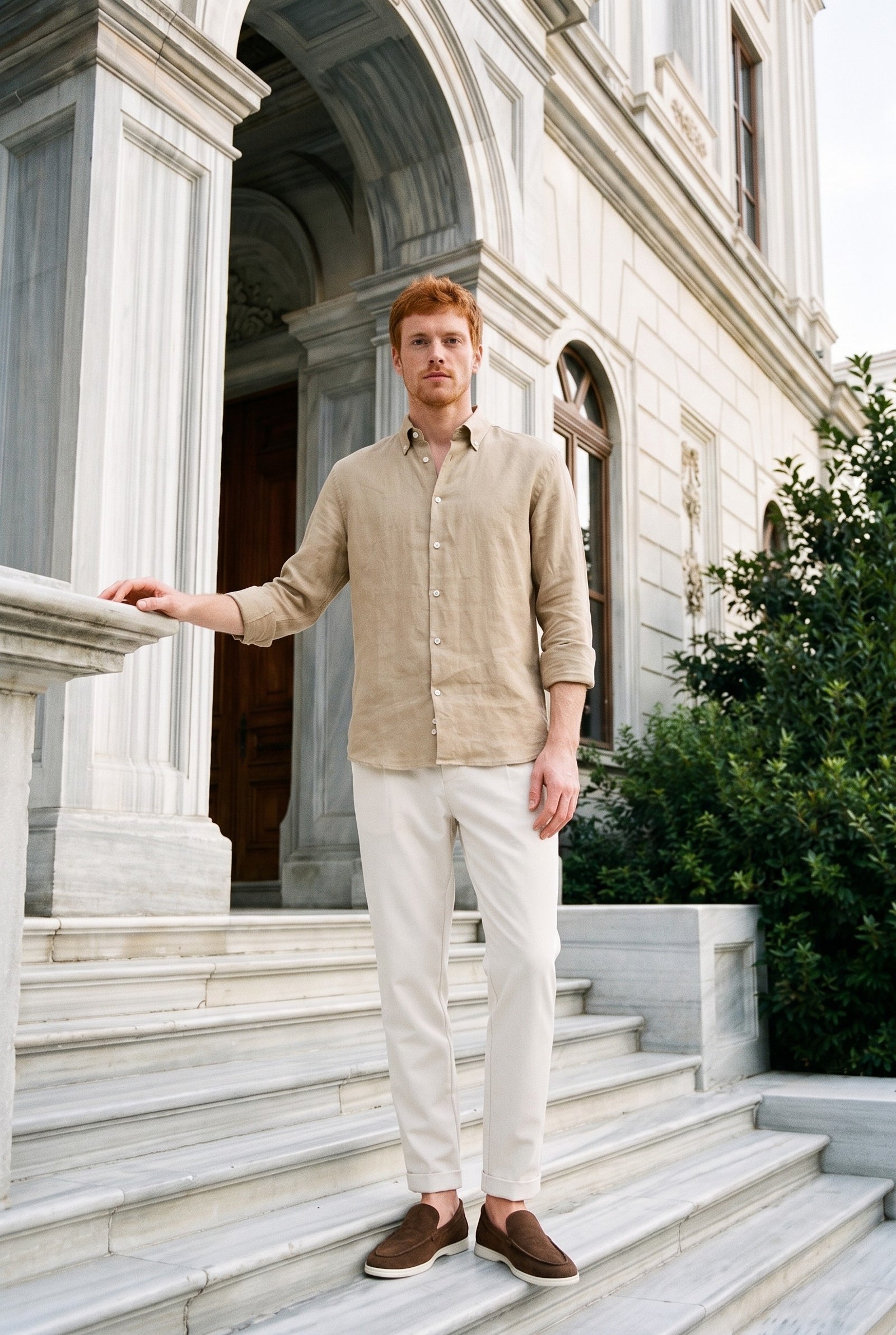 Look #1025 styled with Calças Gurkha masculinas creme com pregas, cintura ajustável e corte afunilado.