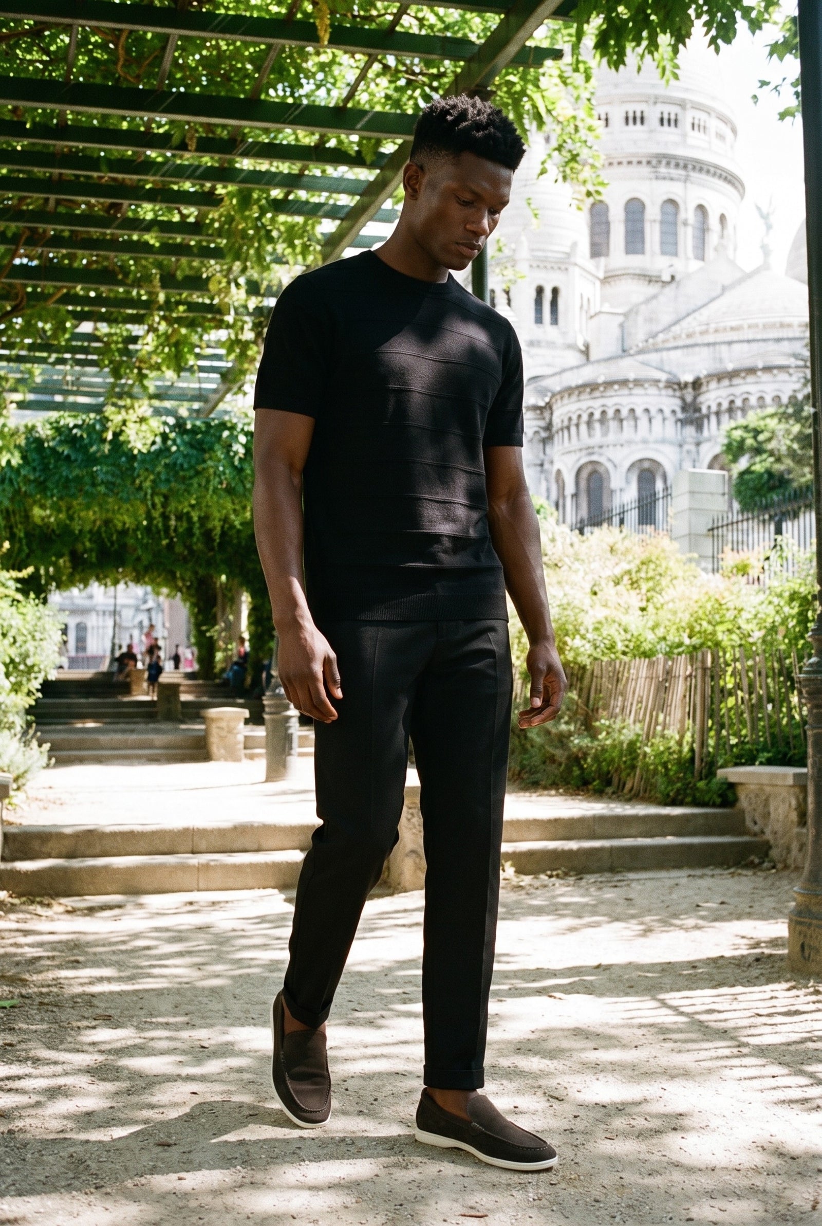 Look #870 styled with Camiseta preta texturizada de malha para homens