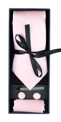 Conjunto de presente em cetim de seda rosa com gravata, lenço de bolso, abotoaduras e cetim brilhante.