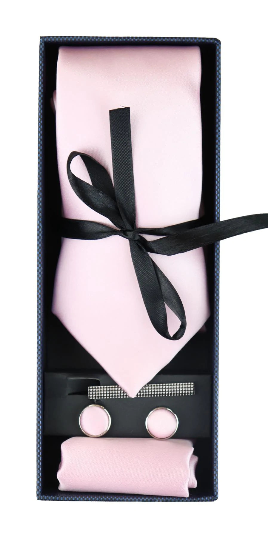 Conjunto de presente em cetim de seda rosa com gravata, lenço de bolso, abotoaduras e cetim brilhante.