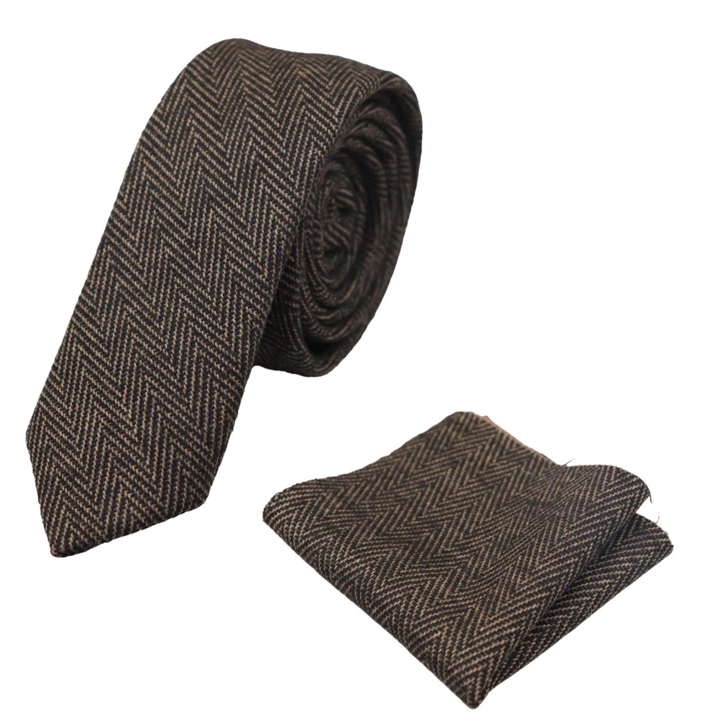 Compare as cores da gravata masculina de tweed espinha de peixe e do lenço de bolso xadrez clássico marrom.