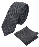 Compare as cores da gravata masculina de tweed espinha de peixe cinza e do lenço de bolso xadrez clássico.