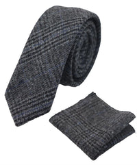 Compare as cores da gravata masculina de tweed espinha de peixe cinza e do lenço de bolso xadrez clássico.