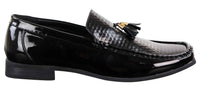 Sapatos masculinos pretos de verniz com borlas