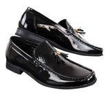 Sapatos masculinos pretos de verniz com borlas