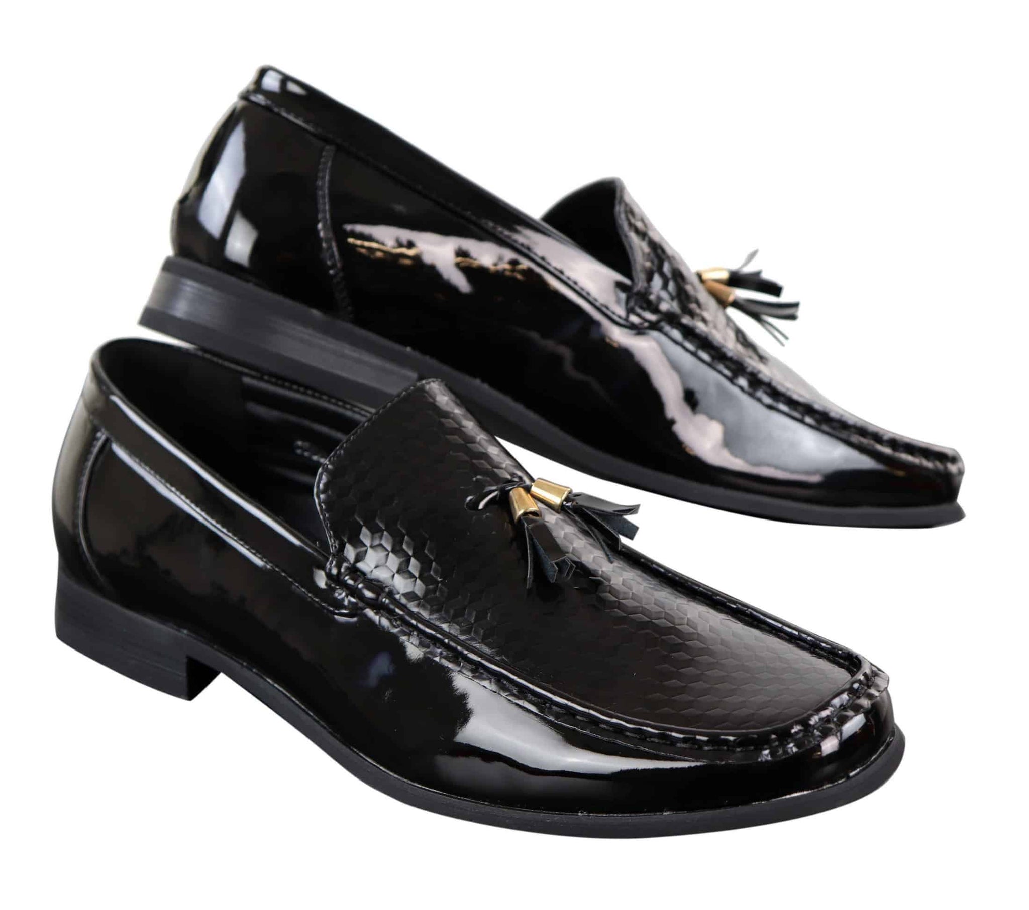 Sapatos masculinos pretos de verniz com borlas