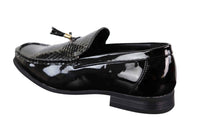 Sapatos masculinos pretos de verniz com borlas
