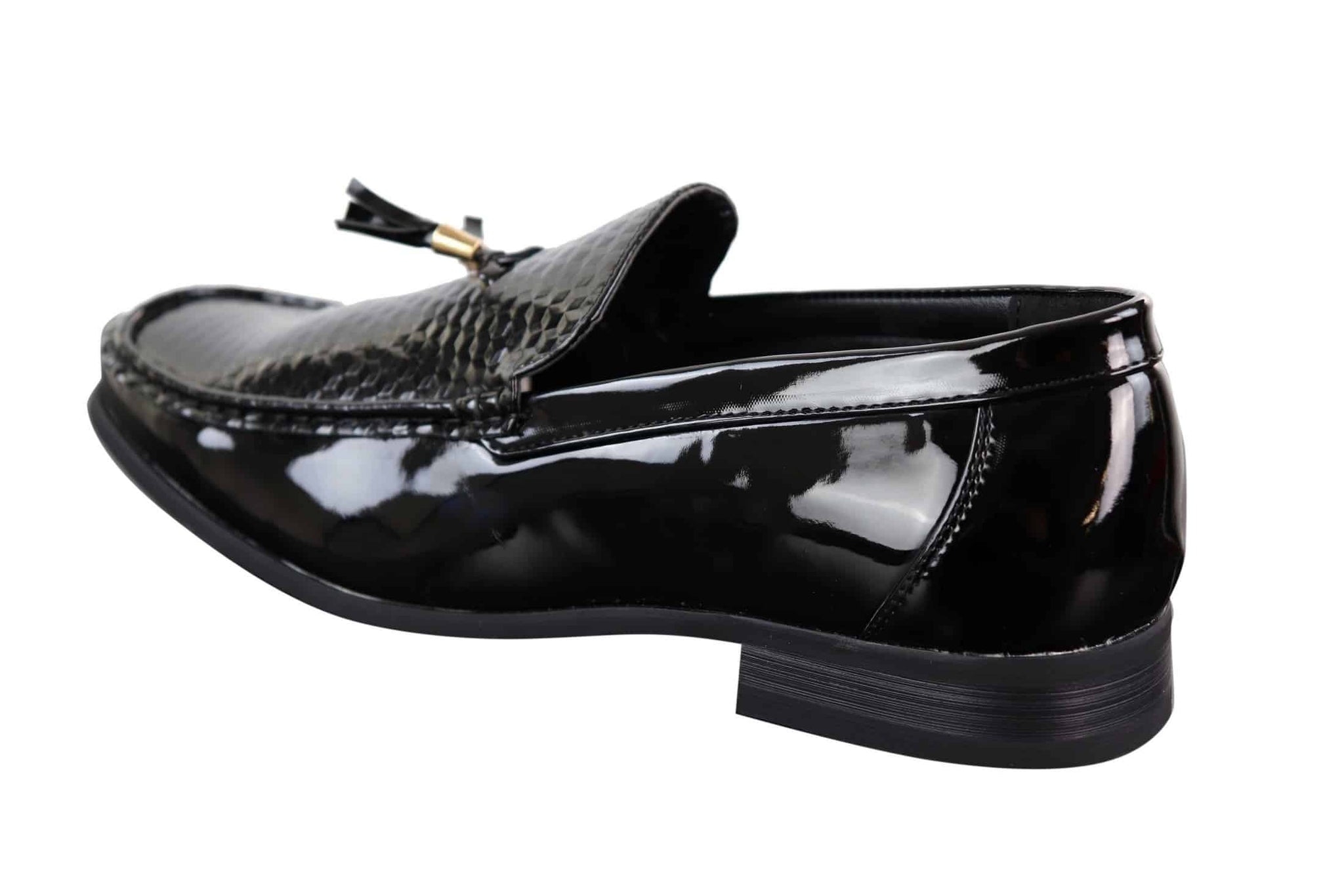 Sapatos masculinos pretos de verniz com borlas