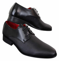 Sapatos masculinos pretos de couro sintético com cadarço