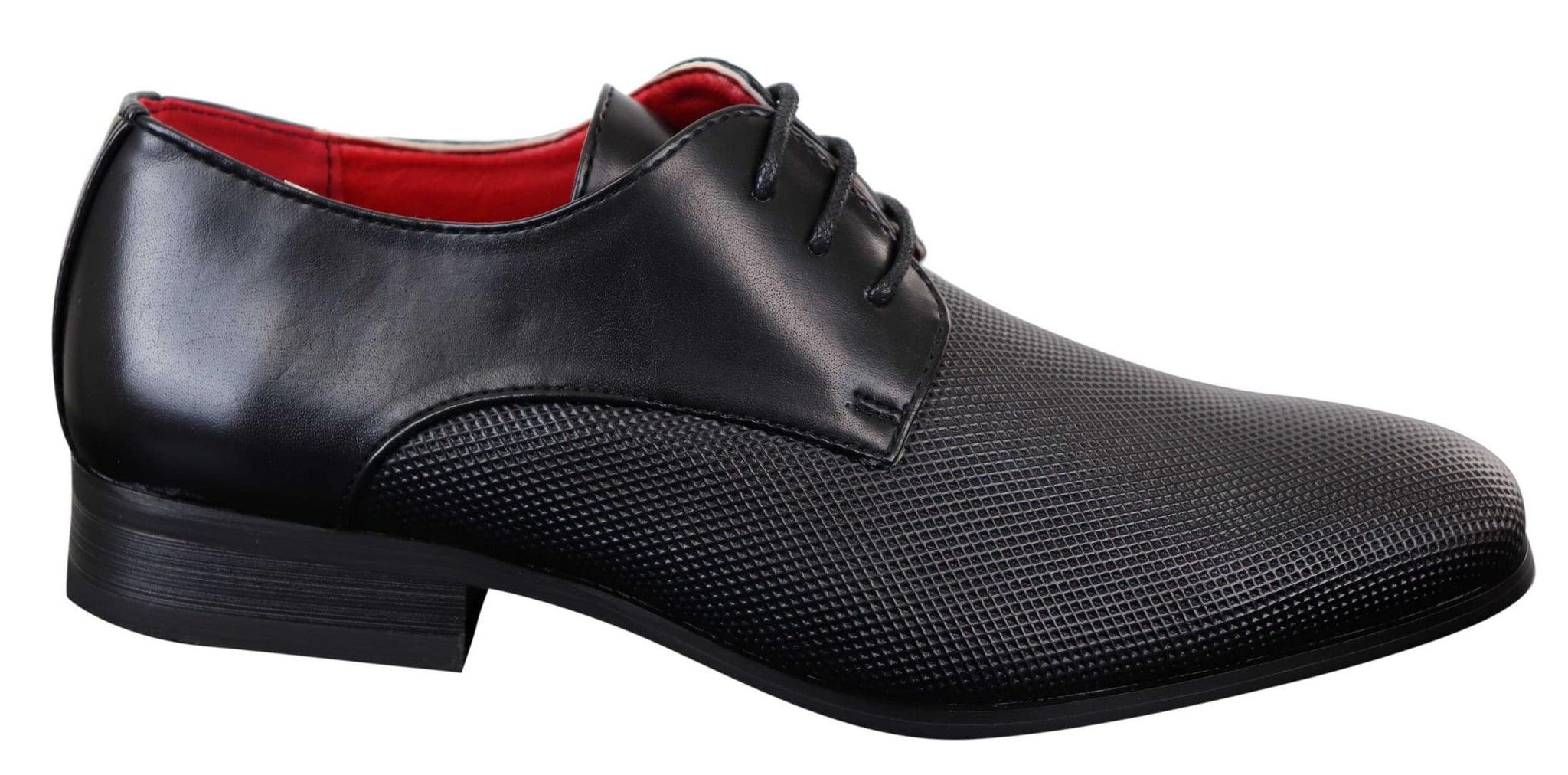 Sapatos masculinos pretos de couro sintético com cadarço