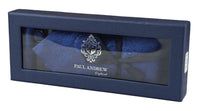 Conjunto de presente com gravata azul paisley, lenço de bolso, abotoaduras e gravata floral de cetim.