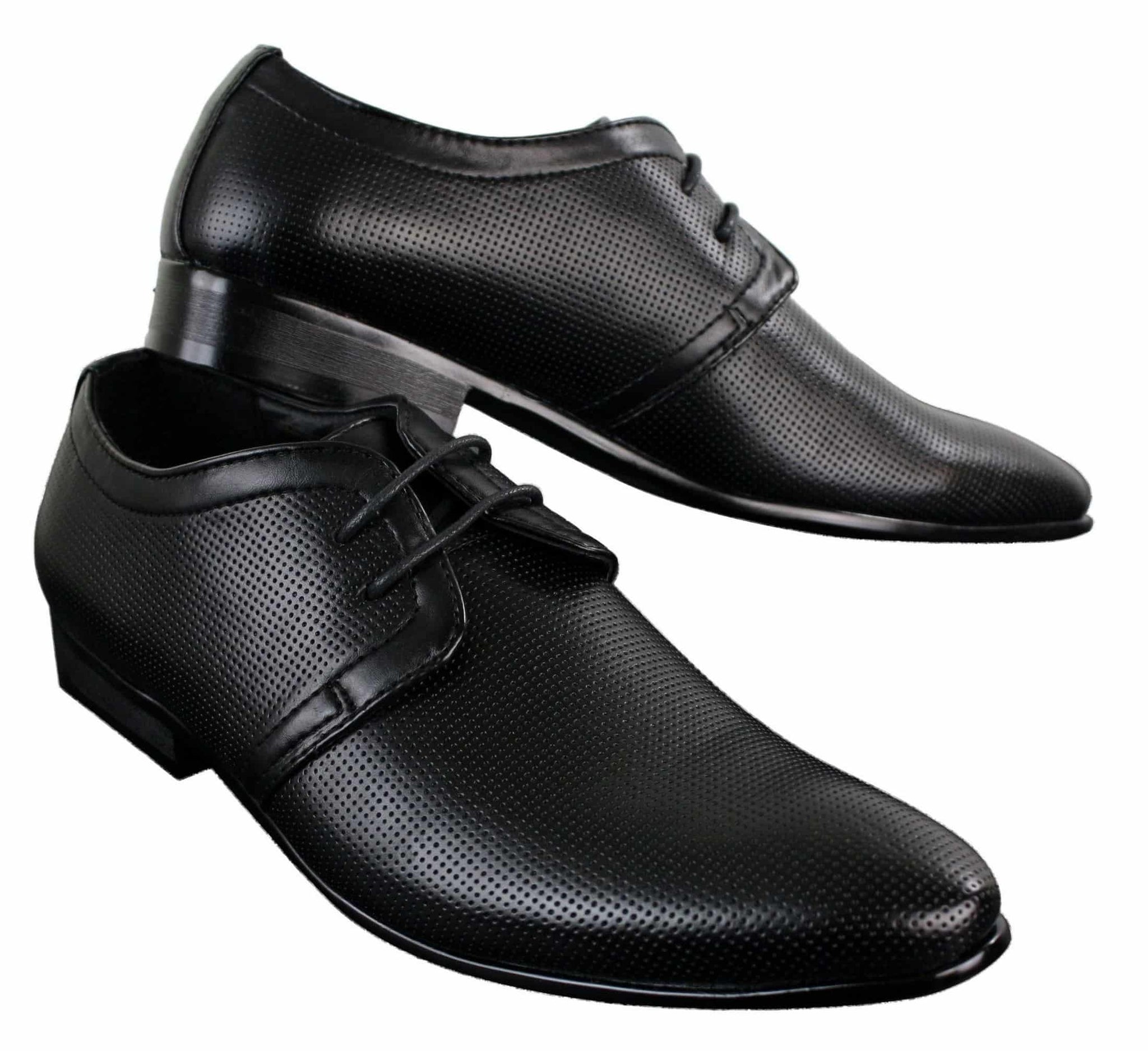 Sapatos masculinos casuais elegantes em couro PU perfurado nas cores preto, bege e marrom.