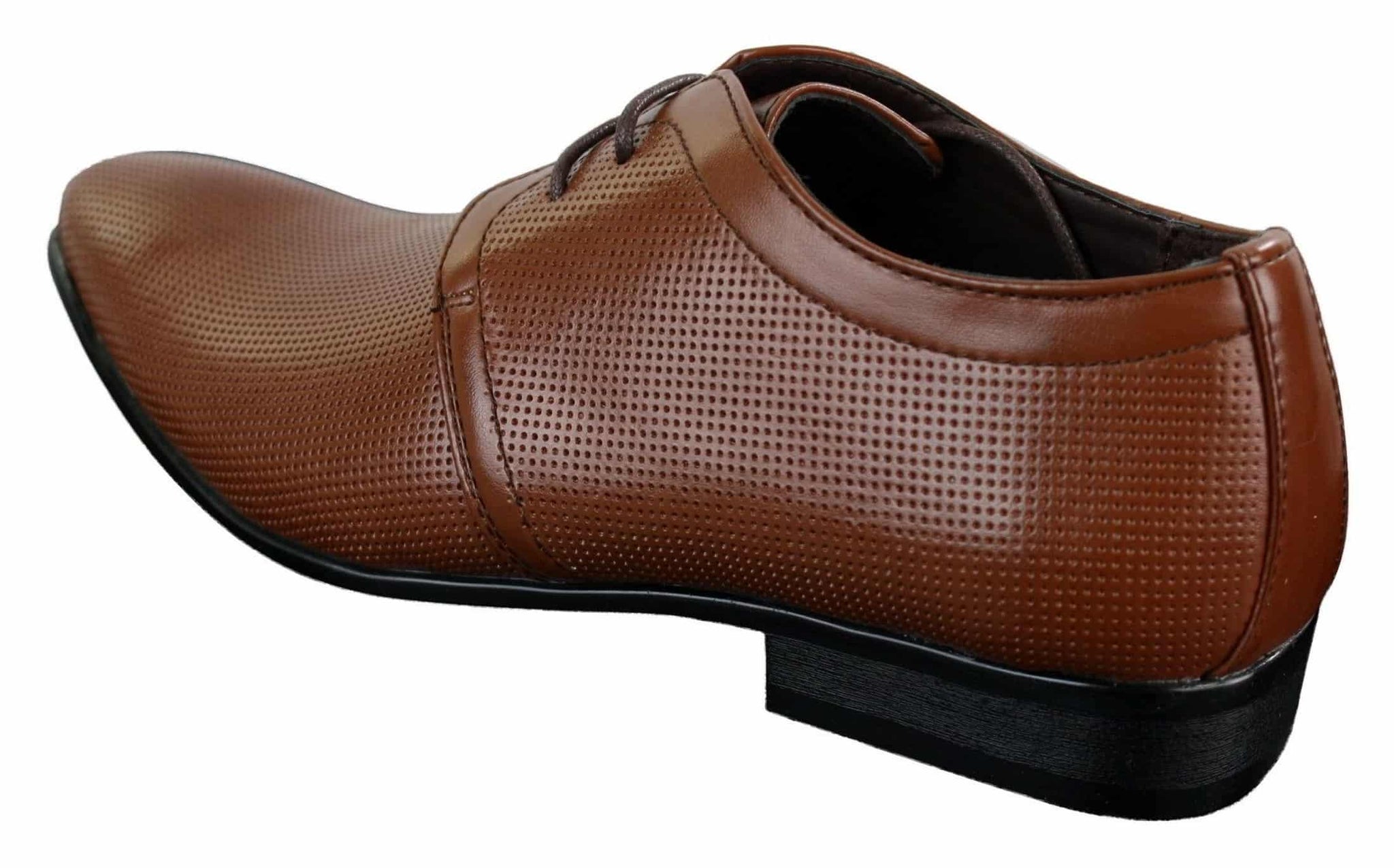 Sapatos masculinos casuais elegantes em couro PU perfurado nas cores preto, bege e marrom.