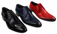 Sapatos masculinos elegantes e formais com cadarço, em couro envernizado brilhante de crocodilo, nas cores azul-marinho, vermelho e preto.