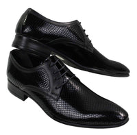 Sapatos masculinos elegantes e formais com cadarço, em couro envernizado brilhante de crocodilo, nas cores azul-marinho, vermelho e preto.