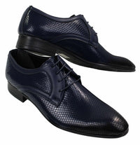 Sapatos masculinos elegantes e formais com cadarço, em couro envernizado brilhante de crocodilo, nas cores azul-marinho, vermelho e preto.
