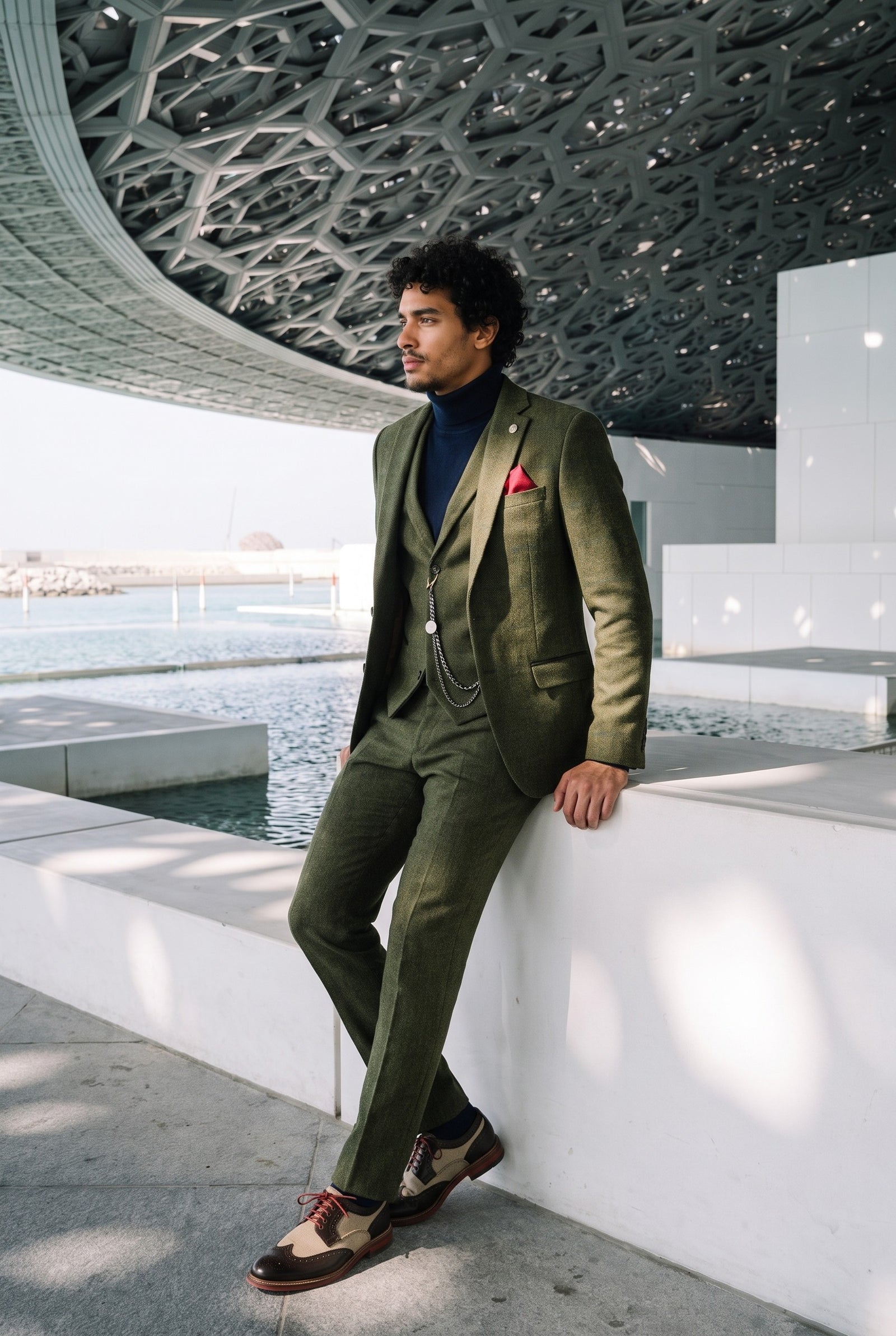 Look #706 styled with Suéter masculino de gola alta azul-marinho, em malha macia de viscose com mangas compridas.