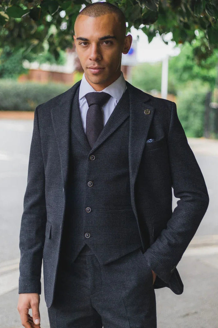 Terno masculino preto de três peças com estampa xadrez Glen