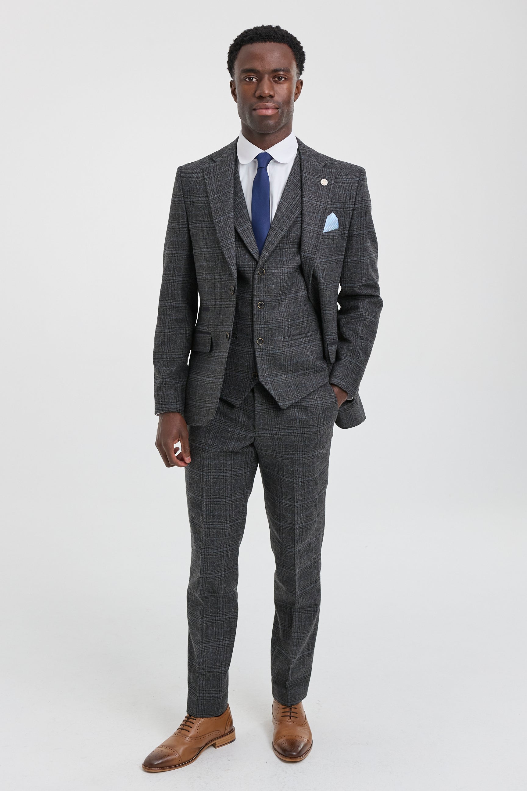 Terno masculino de três peças em xadrez tartan cinza