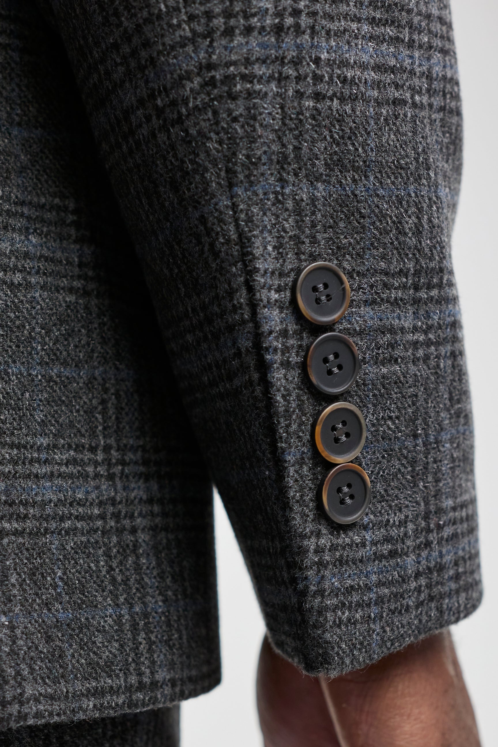 Terno masculino de três peças em xadrez tartan cinza