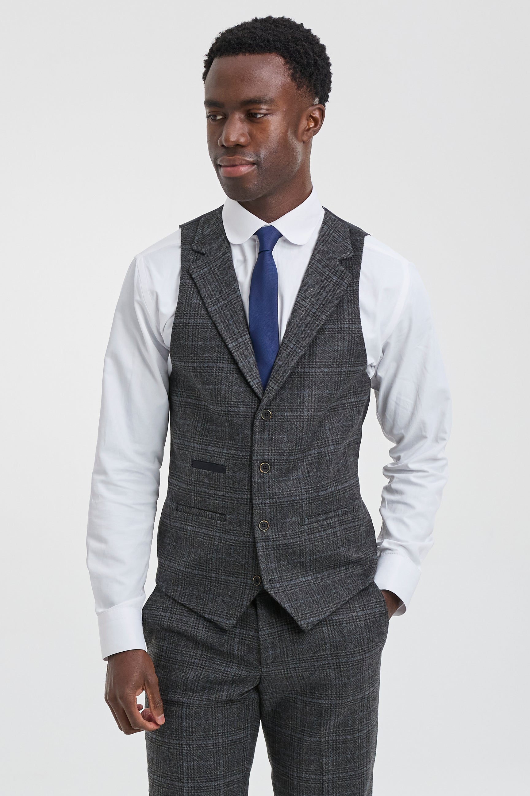 Terno masculino de três peças em xadrez tartan cinza