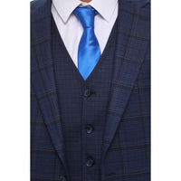 Terno masculino de 3 peças, azul-marinho xadrez, colete contrastante e calça de corte sob medida para casamento.