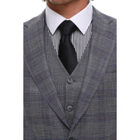 Terno masculino de 3 peças, cinza e azul xadrez, colete e calça contrastantes, ideal para casamento e formatura.