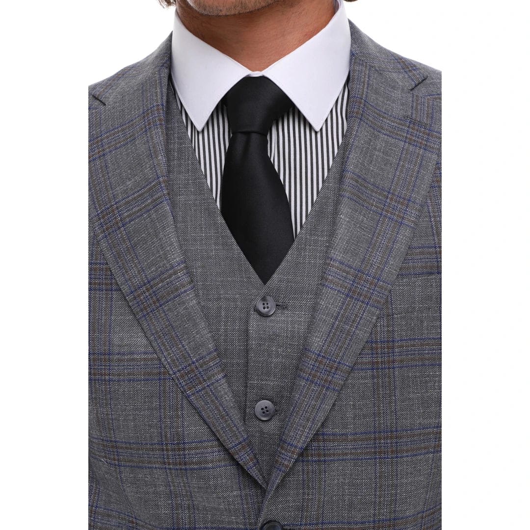 Terno masculino de 3 peças, cinza e azul xadrez, colete e calça contrastantes, ideal para casamento e formatura.