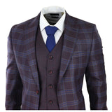 Terno masculino de 3 peças em xadrez roxo e azul com colete e calça contrastantes para casamento.