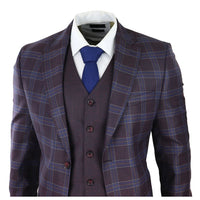 Terno masculino de 3 peças em xadrez roxo e azul com colete e calça contrastantes para casamento.
