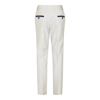 Terno infantil masculino de 3 peças em tweed creme com estampa xadrez, corte sob medida, elegante e formal. Ideal para casamentos e festas.