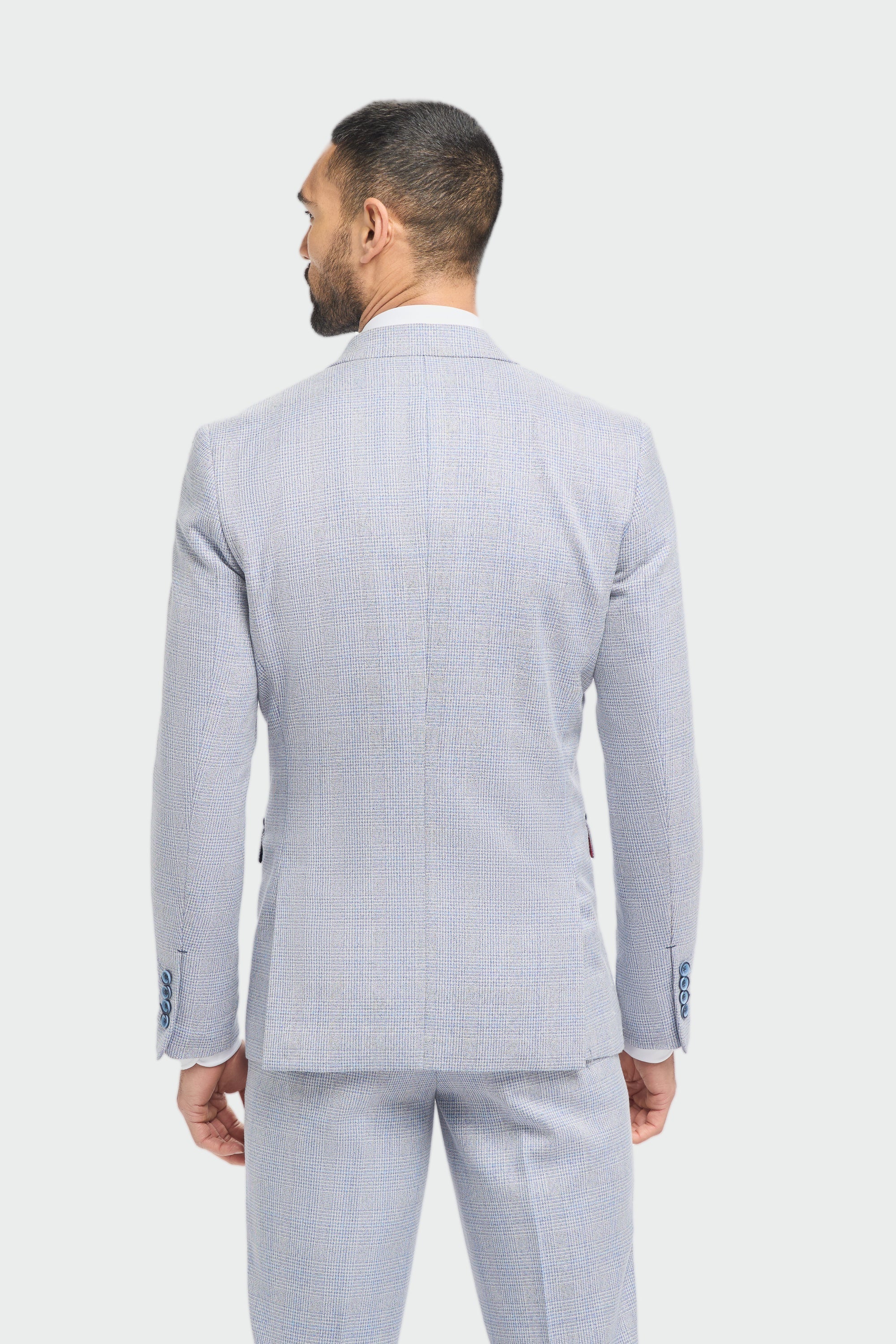 Terno masculino de três peças, xadrez azul claro, estilo Príncipe de Gales, com colete azul-marinho.