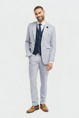 Terno masculino de três peças, xadrez azul claro, estilo Príncipe de Gales, com colete azul-marinho.