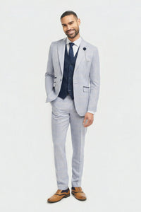 Terno masculino de três peças, xadrez azul claro, estilo Príncipe de Gales, com colete azul-marinho.