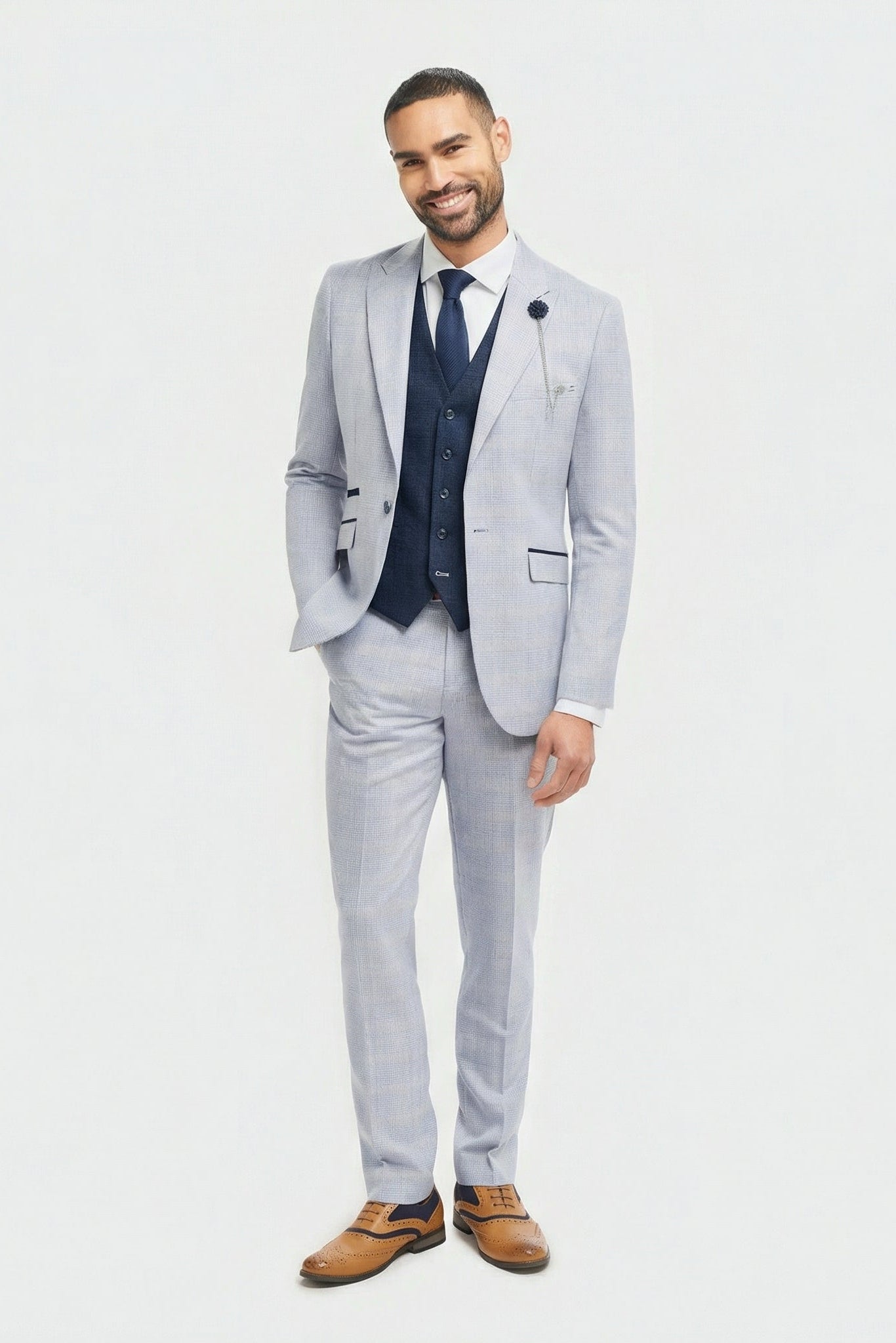 Terno masculino de três peças, xadrez azul claro, estilo Príncipe de Gales, com colete azul-marinho.