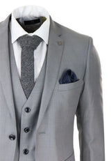 Terno masculino cinza claro de 3 peças com costura clássica para casamento, verão e formatura. Ideal para noivos.
