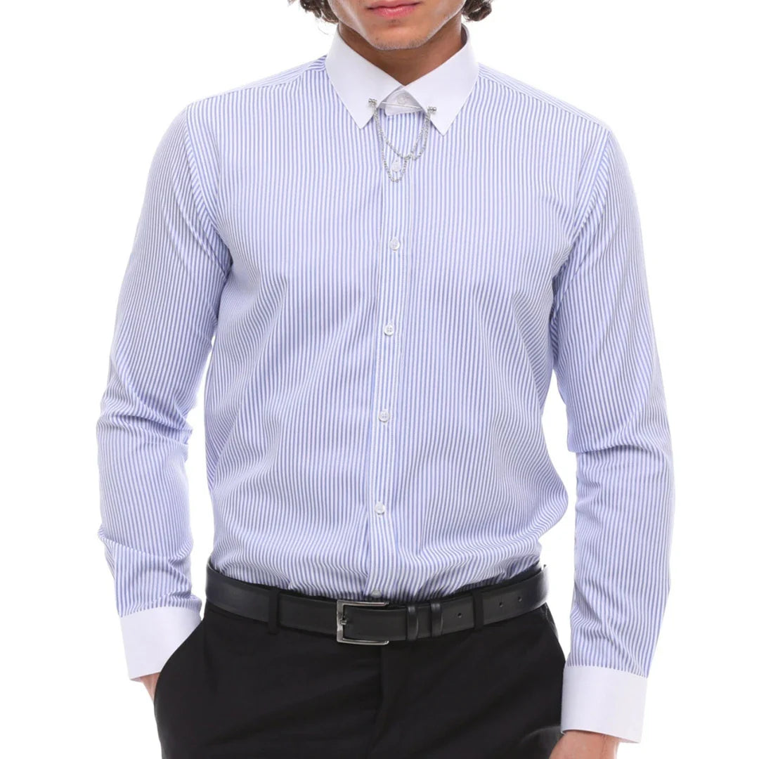 Camisa masculina listrada de popeline com botões, detalhe de corrente e detalhe de fivela. Estilo clássico e formal.