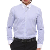 Camisa masculina listrada de popeline com botões, detalhe de corrente e detalhe de fivela. Estilo clássico e formal.