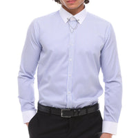 Camisa masculina listrada de popeline com botões, detalhe de corrente e detalhe de fivela. Estilo clássico e formal.