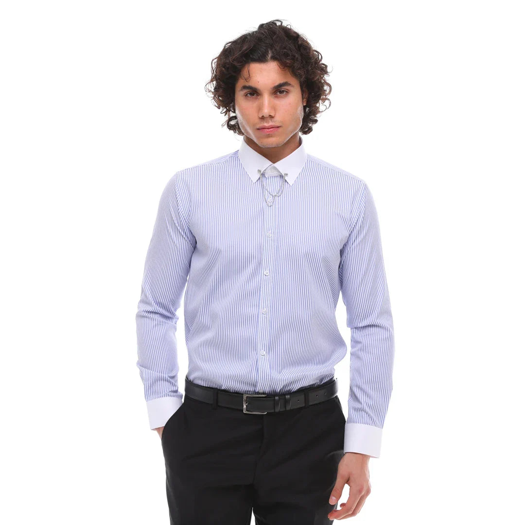Camisa masculina listrada de popeline com botões, detalhe de corrente e detalhe de fivela. Estilo clássico e formal.
