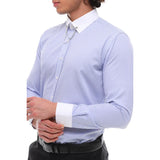 Camisa masculina listrada de popeline com botões, detalhe de corrente e detalhe de fivela. Estilo clássico e formal.