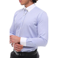 Camisa masculina listrada de popeline com botões, detalhe de corrente e detalhe de fivela. Estilo clássico e formal.