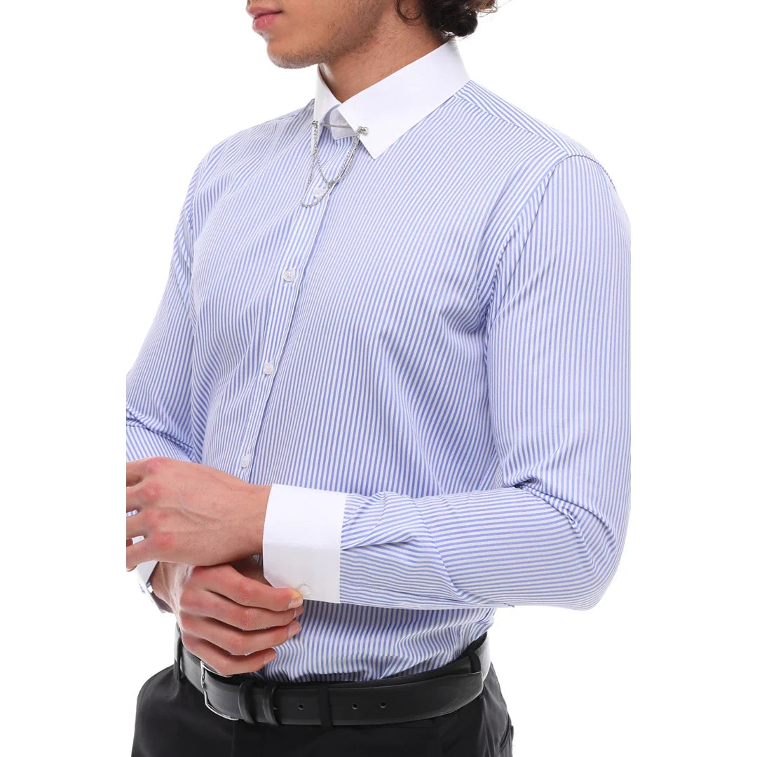 Camisa masculina listrada de popeline com botões, detalhe de corrente e detalhe de fivela. Estilo clássico e formal.