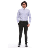 Camisa masculina listrada de popeline com botões, detalhe de corrente e detalhe de fivela. Estilo clássico e formal.