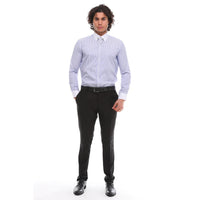 Camisa masculina listrada de popeline com botões, detalhe de corrente e detalhe de fivela. Estilo clássico e formal.