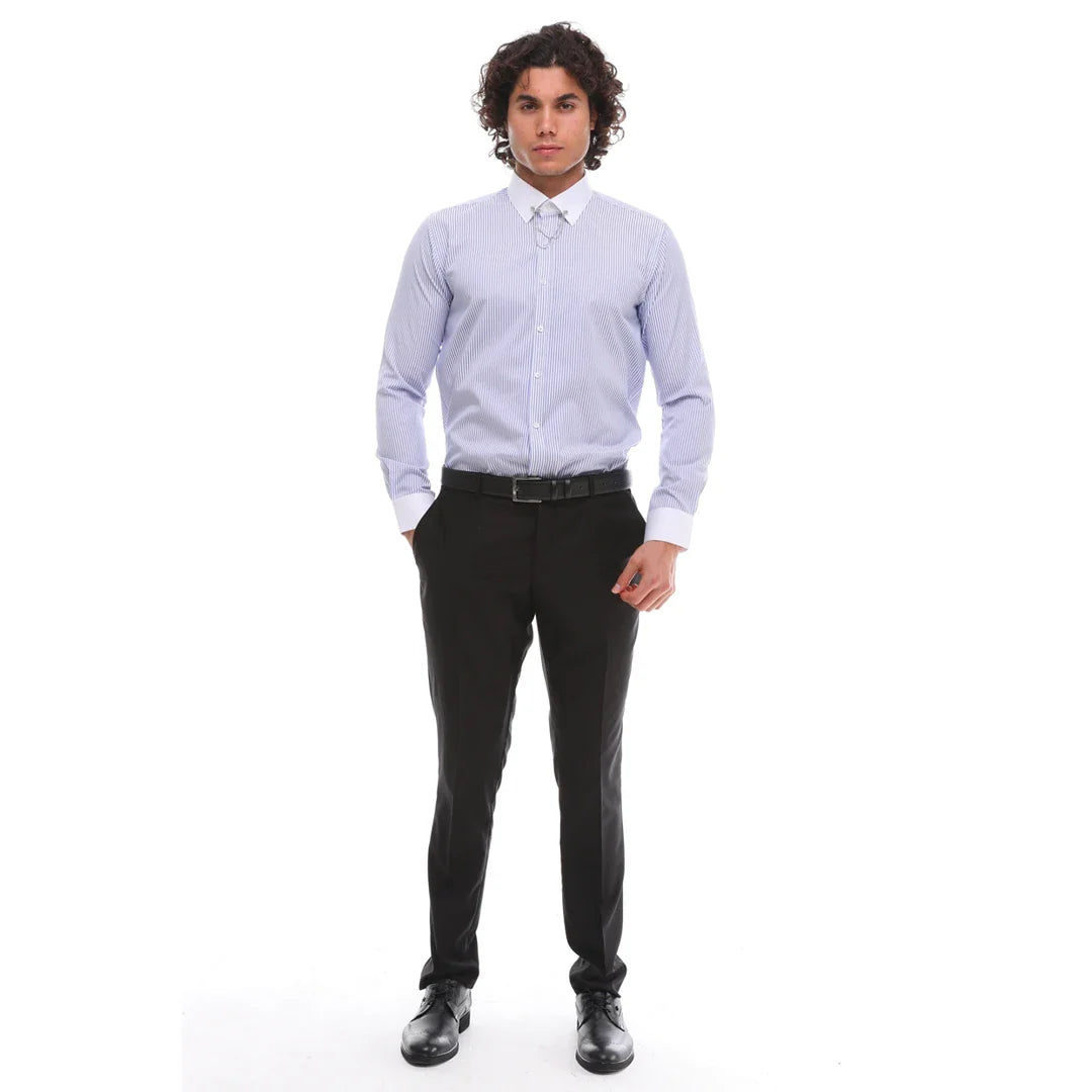 Camisa masculina listrada de popeline com botões, detalhe de corrente e detalhe de fivela. Estilo clássico e formal.